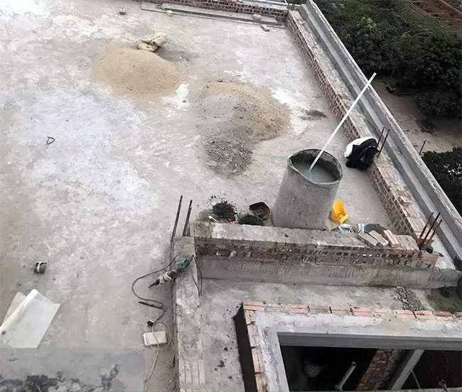 Sân thượng công trình cũ với vết nứt và thấm dột, minh họa nguyên nhân cần chống thấm Kova.