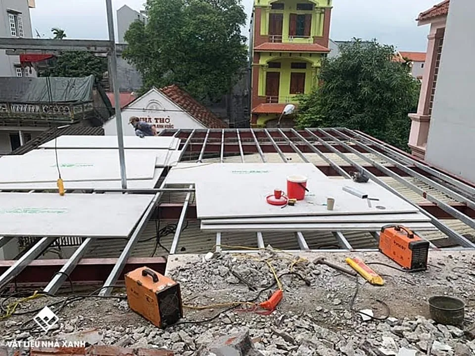 Sân thượng sau khi hoàn thiện phần thô, chuẩn bị chống thấm