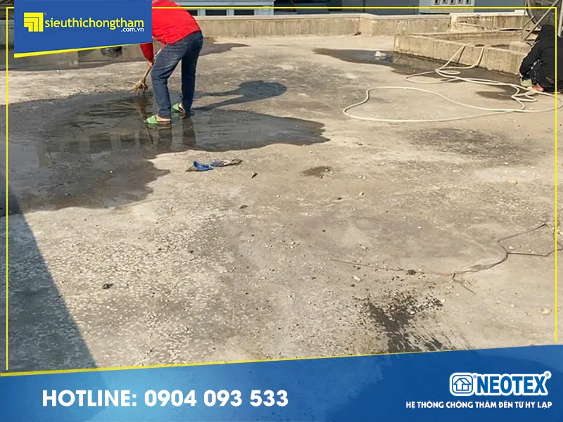 Sân thượng trước khi chống thấm, cho thấy mức độ hư hại nghiêm trọng từ nước