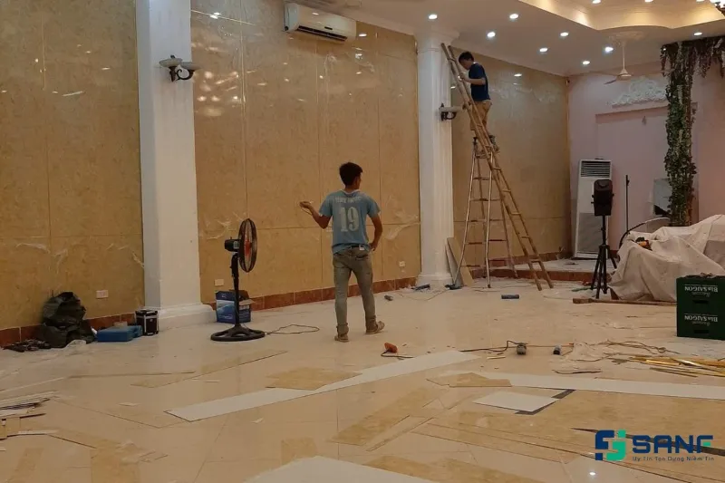 SanF thi công tấm nhựa ốp tường vân đá cẩm thạch tại một khách sạn ở Thành phố Hồ Chí Minh.