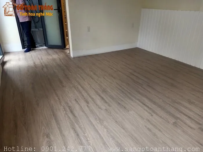 Sau khi vệ sinh sạch sẽ chúng ta có 1 phòng ngủ lát sàn nhựa giả gỗ ấm áp và sang trọng