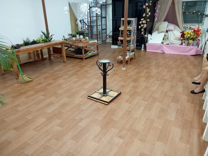 Simili giả gỗ dạng cuộn nhìn như sàn gỗ