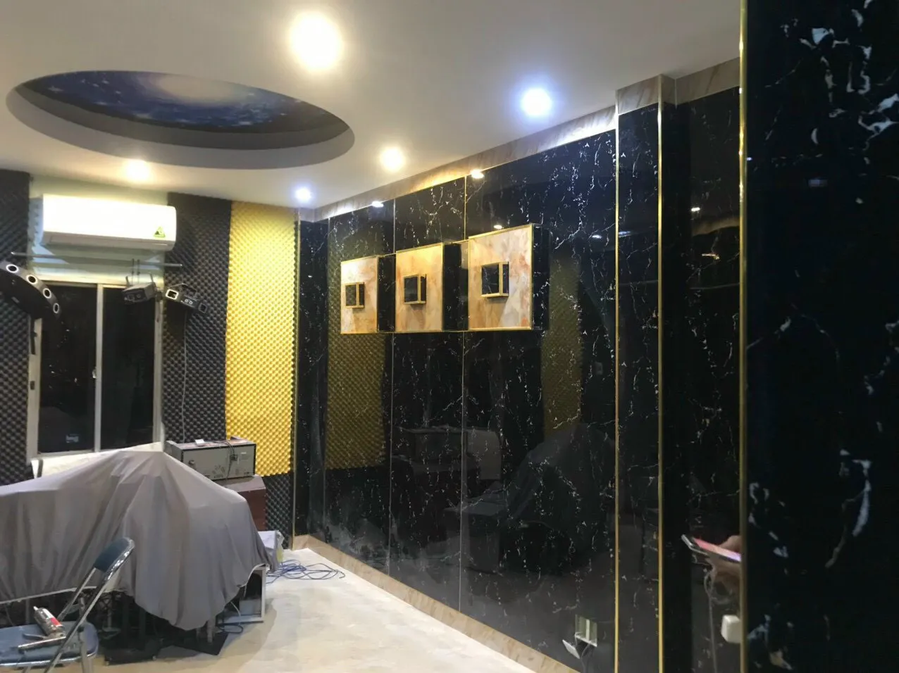 Sơ đồ cấu tạo 4 lớp chi tiết của tấm ốp nhựa PVC vân đá bao gồm màng bảo vệ, lớp UV, lớp trang trí và lớp cốt PVC