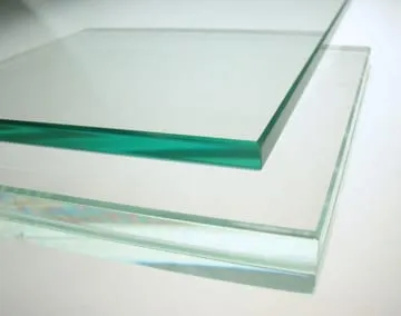 So sánh sự khác biệt giữa kính siêu trong và kính thông thường dùng làm bể cá, ảnh hưởng đến giá bể kính
