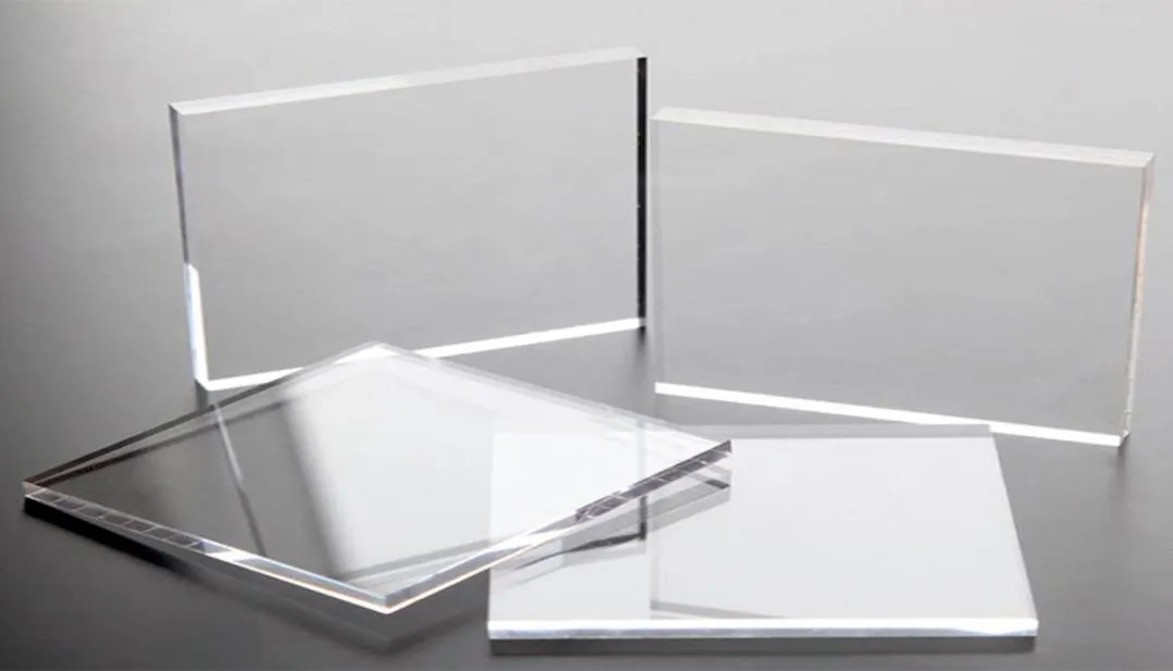 So sánh trực quan giữa tấm nhựa acrylic trong suốt và vật liệu kính truyền thống