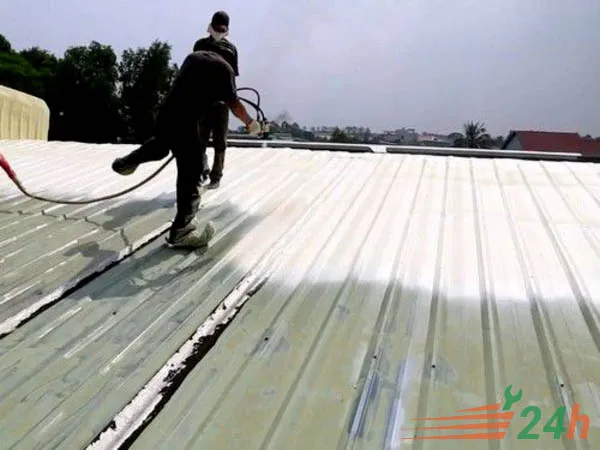 Sơn chống thấm và chống nóng mái tôn, giúp tăng tuổi thọ và giảm nhiệt độ bên dưới