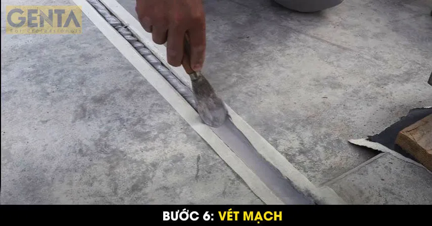 Sử dụng bay chuyên dụng để vét mạch keo, đảm bảo độ bám dính và lấp đầy hoàn toàn khe lún sau khi bơm chống thấm