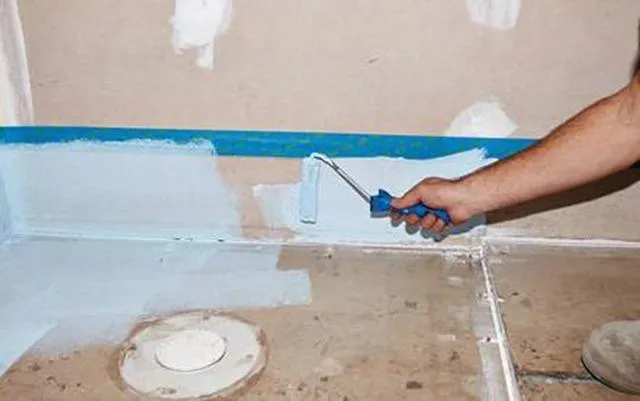 Sử dụng cọ và con lăn để phủ sơn chống thấm sàn nhà vệ sinh