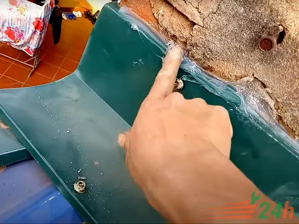 Sử dụng keo dán chuyên dụng để chống thấm mái tôn tại vị trí giáp tường