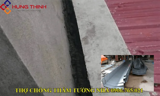 Sử dụng máng xả nước để chống thấm khe hở giữa hai nhà