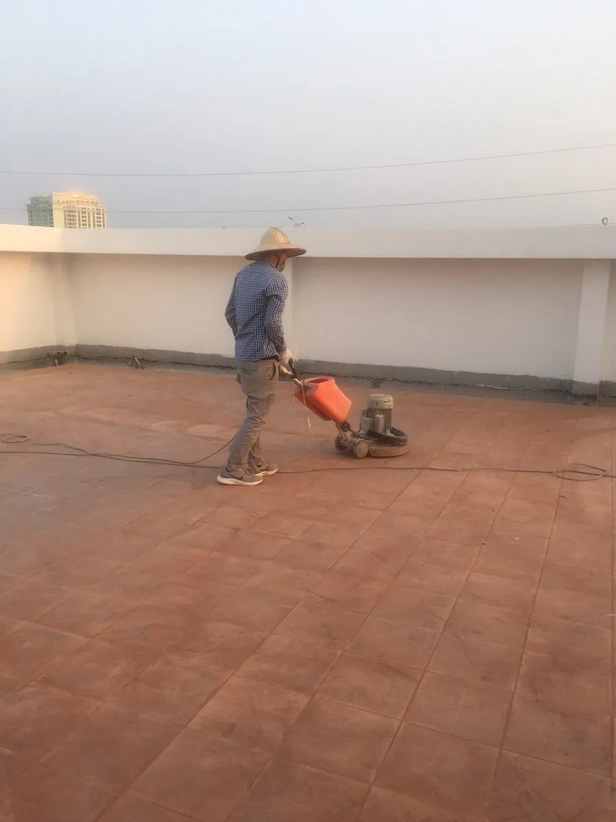 Sử dụng máy mài chuyên nghiệp vệ sinh mặt sàn trước khi khò nóng màng bitum