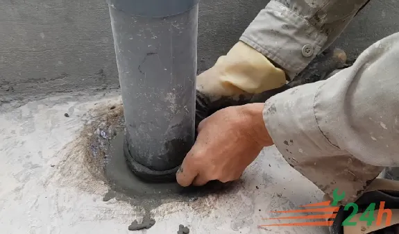 Sử dụng Sikaflex Construction để bịt kín cổ ống xuyên sàn, ngăn ngừa thấm dột hiệu quả