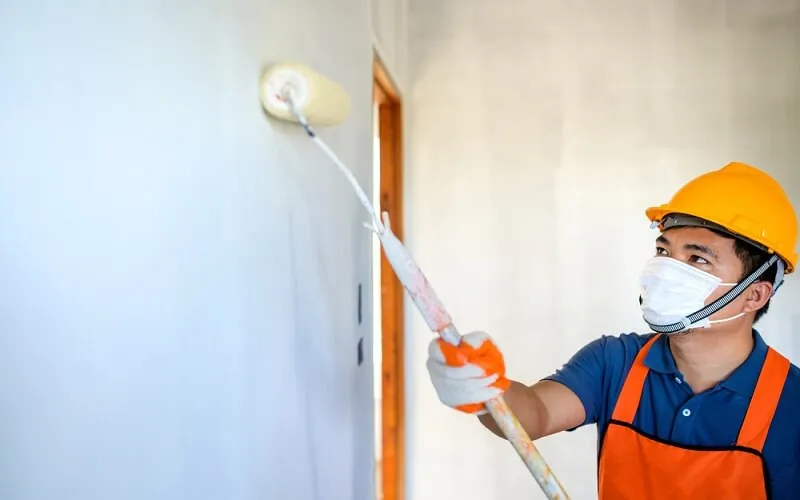 Sử dụng sơn chống thấm chuyên dụng là giải pháp hiệu quả để xử lý nước thấm qua tường