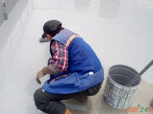 Sử dụng sơn epoxy chống thấm cho mái sân thượng đã lát gạch
