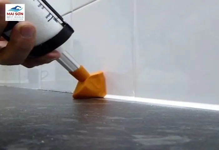 Sử dụng súng bắn silicon để gắn tấm kính vào thùng xốp