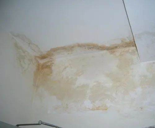 Tác động của môi trường gây thấm dột sàn bê tông