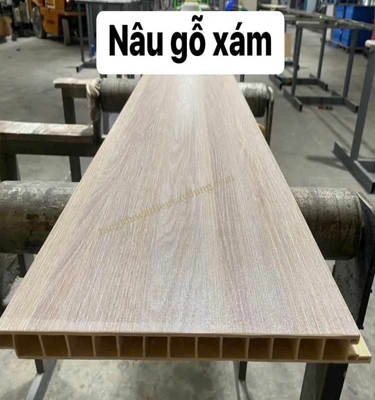 Tấm lót sàn nhựa PVC giả gỗ tông nâu xám hiện đại cho nội thất tinh tế