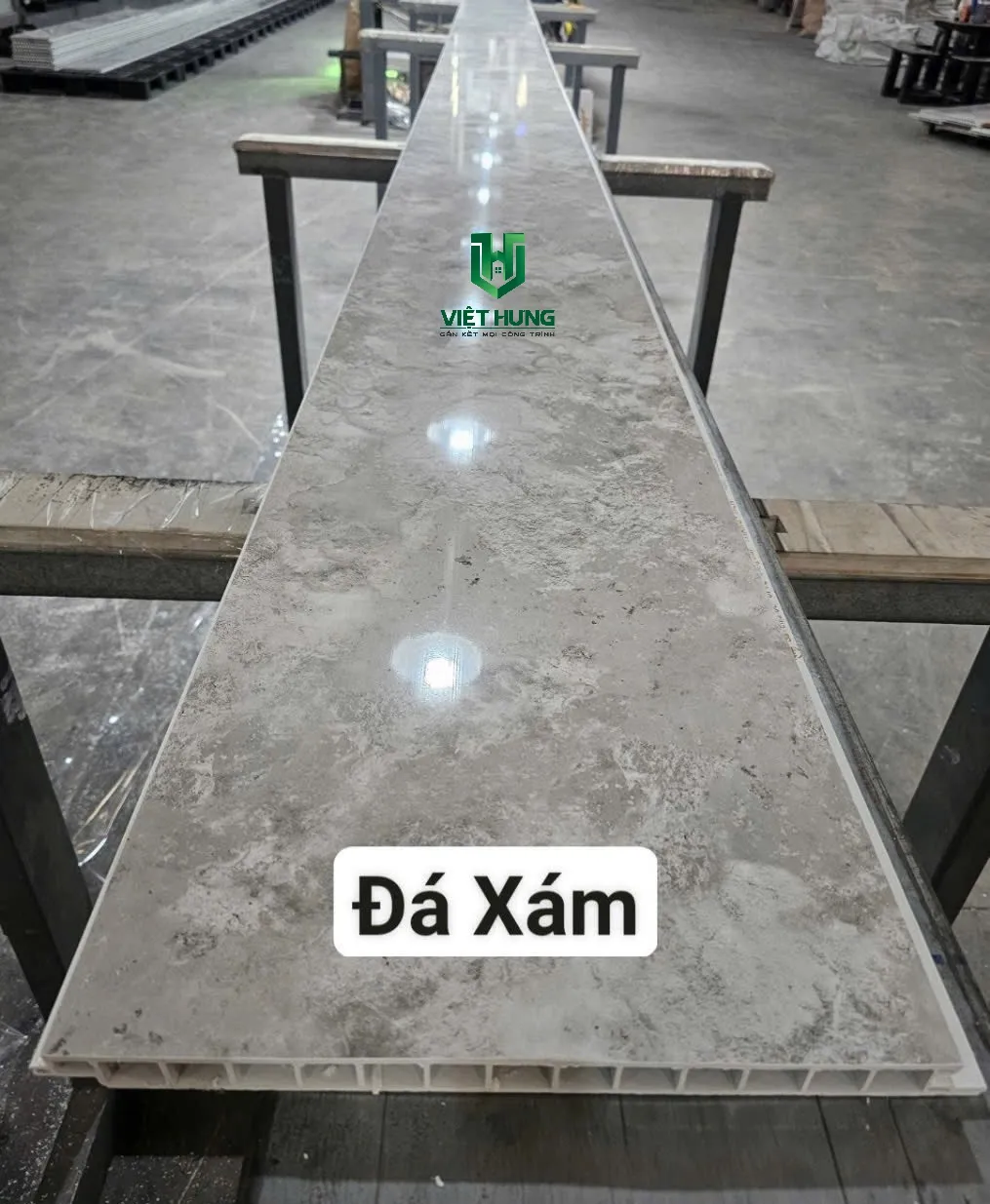 Tấm lót sàn PVC vân đá xám hiện đại, phù hợp với các thiết kế tối giản