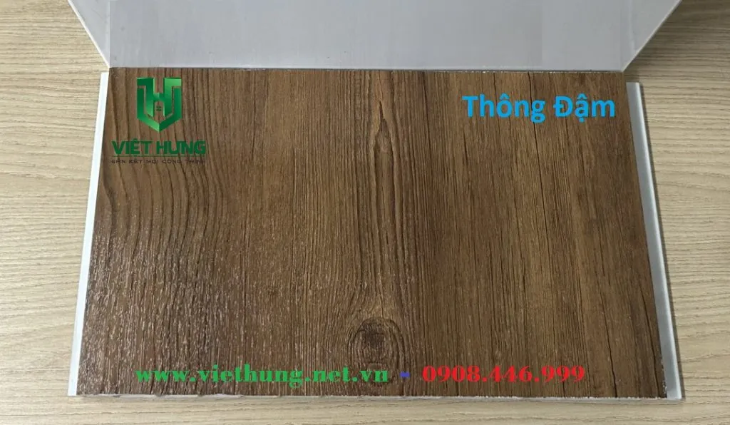 Tấm lót sàn PVC vân gỗ tông thông đậm, với màu sắc cổ điển và sang trọng