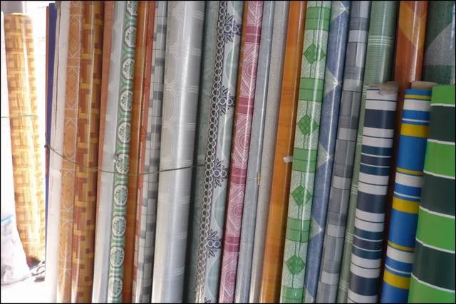 Tấm lót sàn simili giá rẻ, trải sàn phổ biến hiện nay