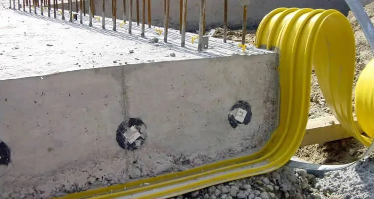 Tấm ngăn nước PVC Waterstop V200 màu vàng được cuộn tròn và đặt trên nền bê tông