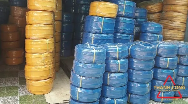 Tấm ngăn nước PVC Waterstop V200 màu xanh và vàng, được cuộn và xếp chồng lên nhau
