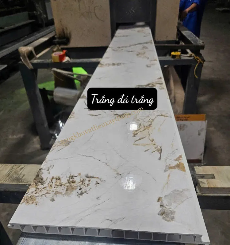 Tấm nhựa chịu lực PVC mẫu A4 Trắng Đá Trắng, tạo cảm giác không gian rộng rãi và sạch sẽ
