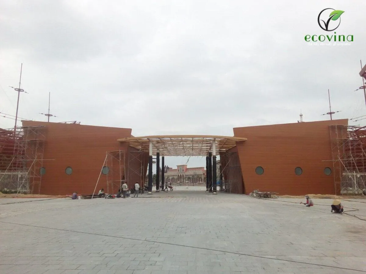 Tấm nhựa composite ốp tường ngoại thất, chống chịu tốt với điều kiện thời tiết khắc nghiệt.