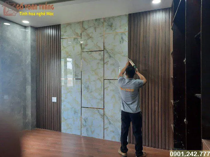 Tấm nhựa giả đá kết hợp lam gỗ ấm áp phòng ngủ