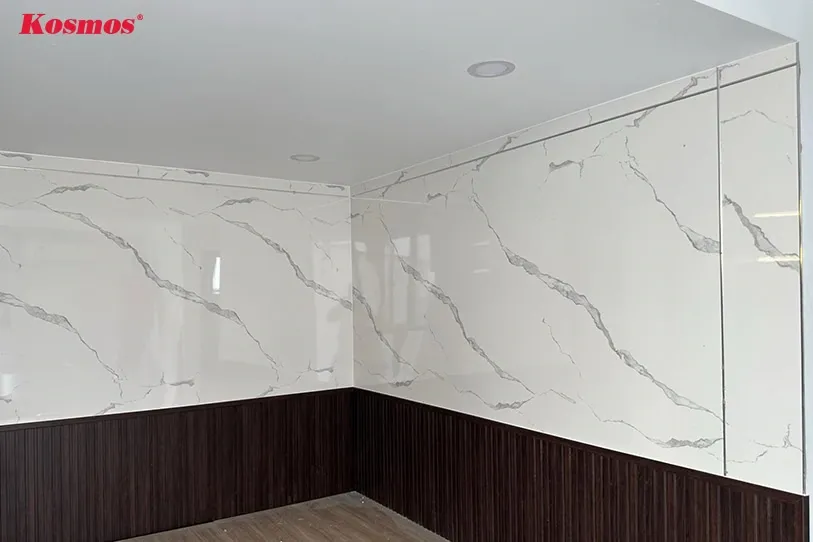 Tấm nhựa giả đá PVC vân mây đang được ốp lên tường phòng khách, tạo điểm nhấn sang trọng cho không gian nội thất.