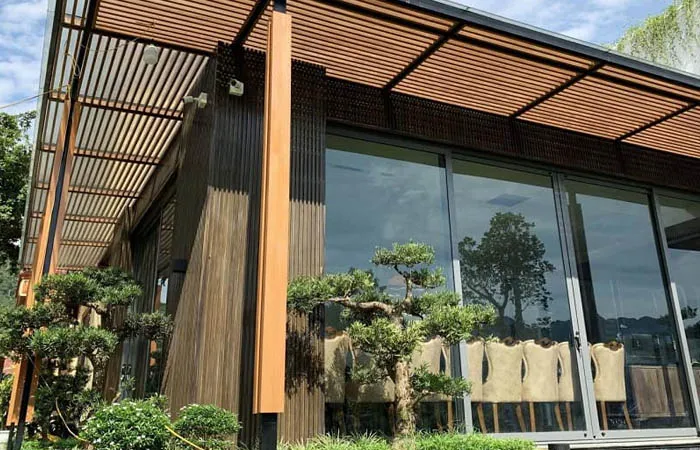 Tấm Nhựa Lam Sóng Ốp Tường Giả Gỗ Ngoại Thất