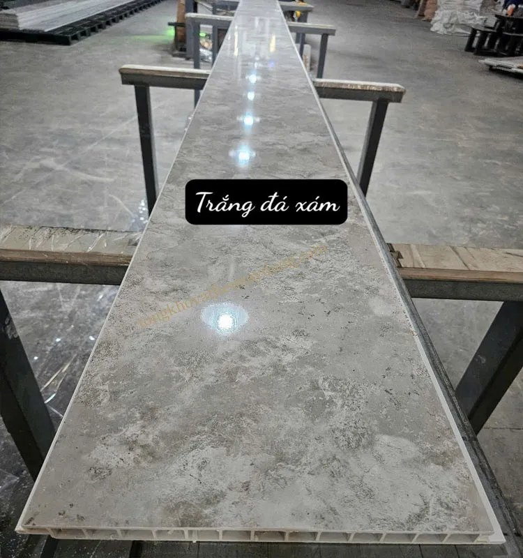 Tấm nhựa lát nền giả đá màu trắng xám, sang trọng và dễ vệ sinh