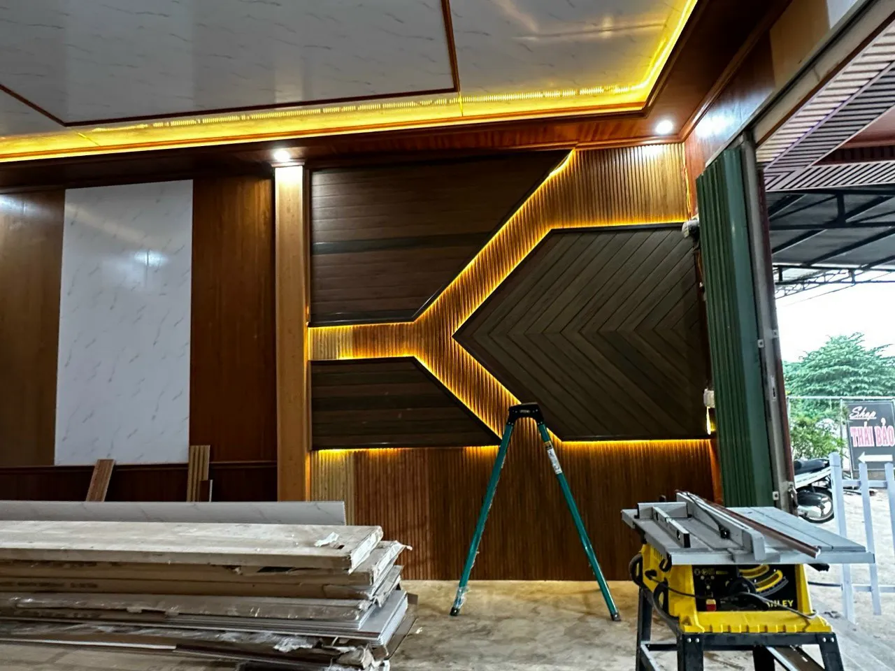 Tấm nhựa lót trần nhà Nano giả gỗ kết hợp lam sóng tạo điểm nhấn hiện đại