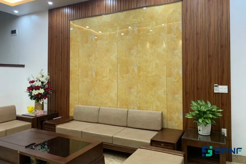 Tấm nhựa ốp tường Anpro vân đá tạo nên sự sang trọng cho phòng khách