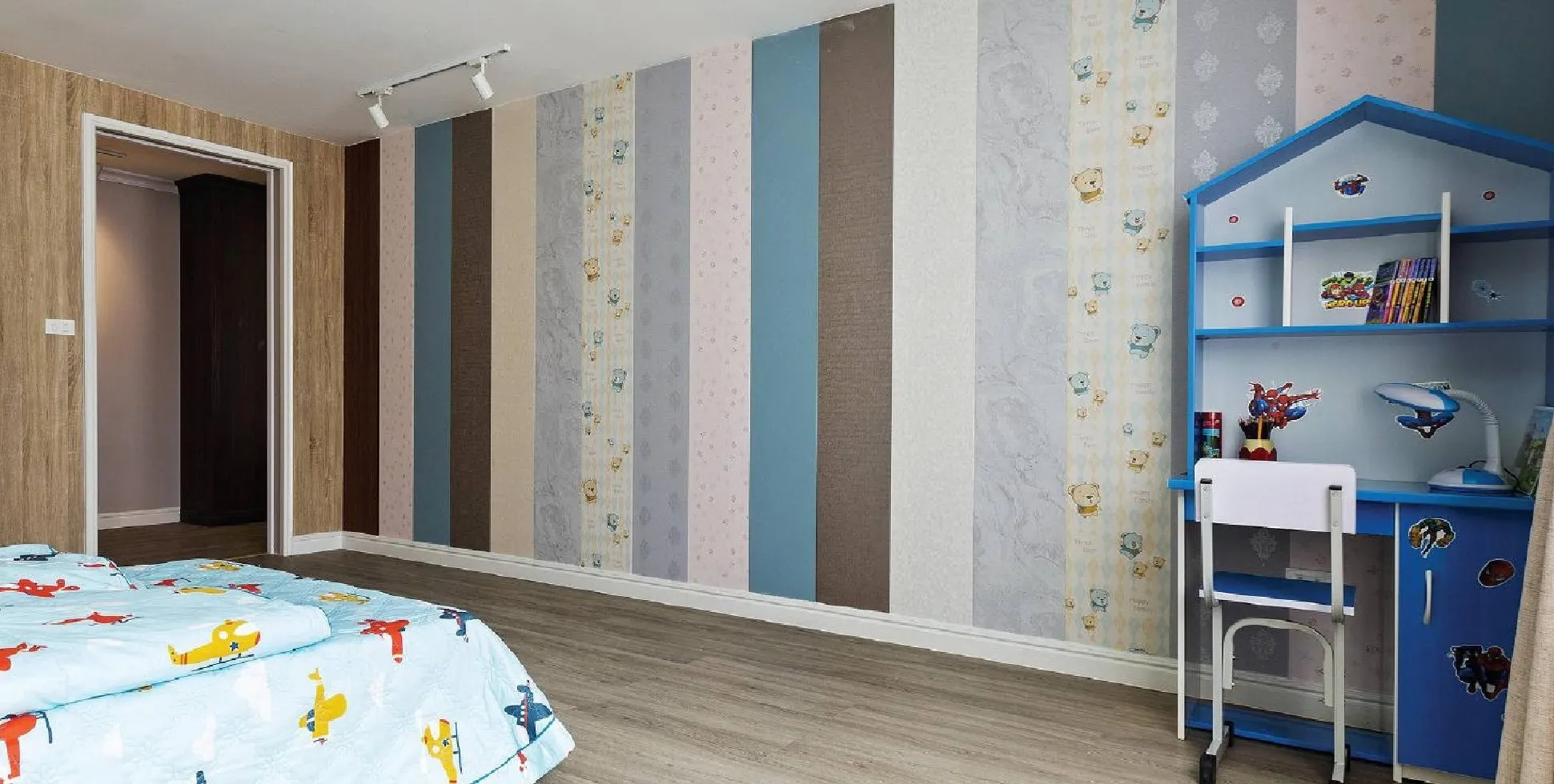 Tấm nhựa ốp tường Ferino vân gỗ mang đến không gian nội thất sang trọng, chống ẩm mốc hiệu quả