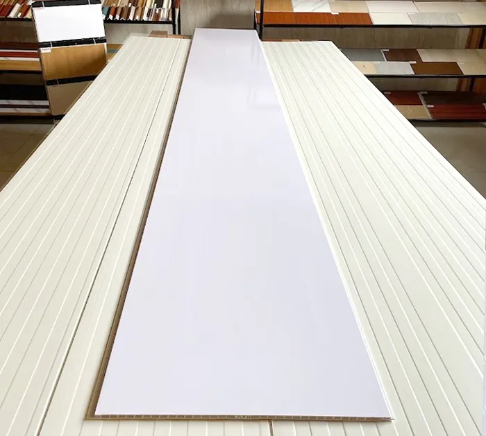 Tấm nhựa ốp tường Nano màu trắng trong bóng mang lại vẻ đẹp hiện đại