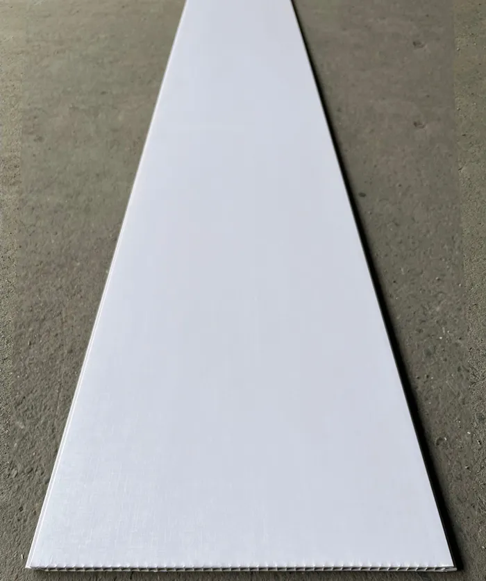 Tấm nhựa ốp tường Nano màu trắng với thiết kế đơn giản, giá thành phải chăng