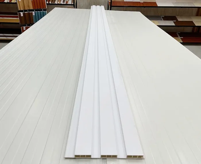 Tấm nhựa ốp tường PVC lam 3 sóng cao màu trắng, tạo điểm nhấn ấn tượng