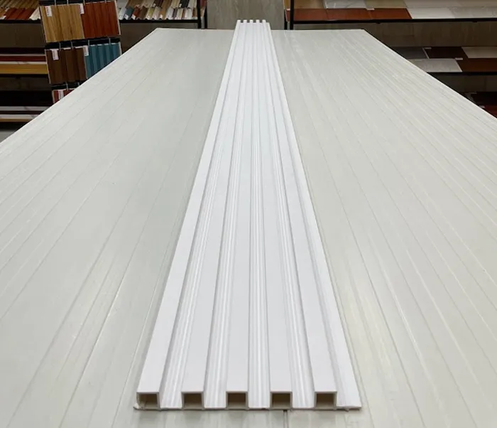 Tấm nhựa ốp tường PVC lam 5 sóng cao màu trắng với mật độ sóng dày, tạo hiệu ứng 3D sống động