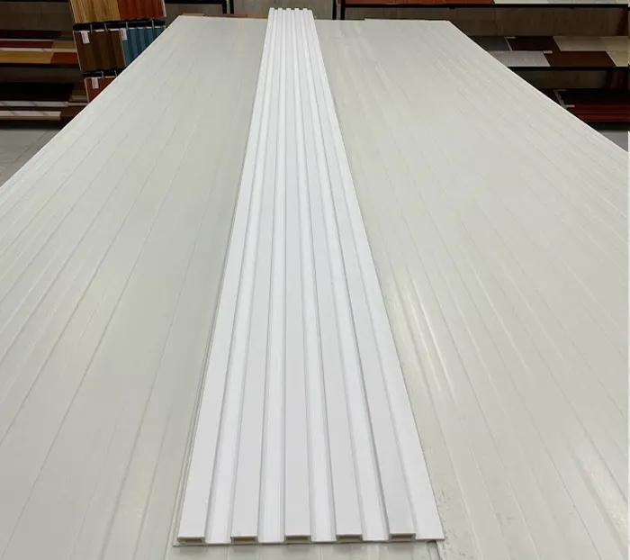 Tấm nhựa ốp tường PVC lam 5 sóng thấp màu trắng, tạo vẻ nhẹ nhàng, tinh tế cho không gian