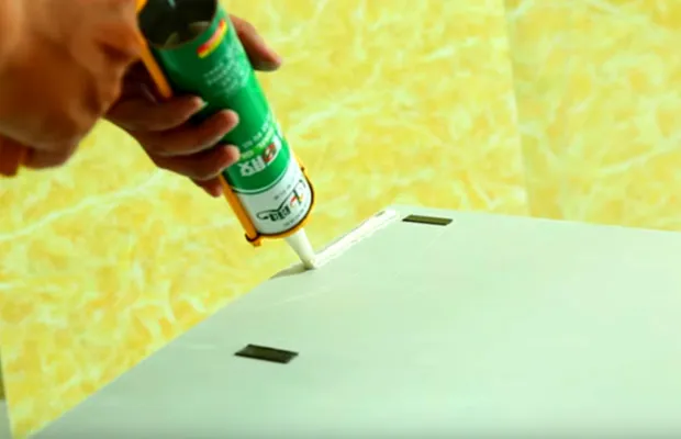 Tấm nhựa PVC giả đá có thể bị bong keo khi tiếp xúc nước
