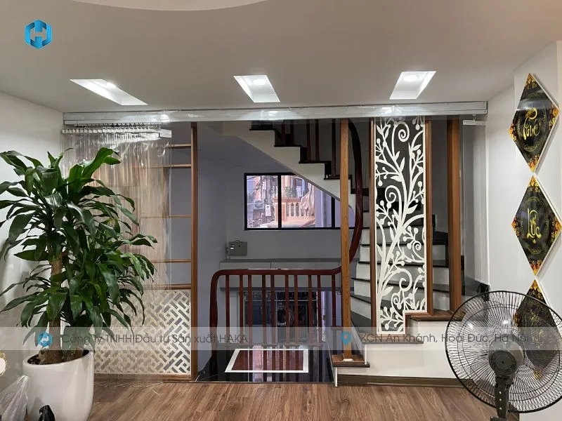 Tấm nhựa PVC kéo xếp gọn gàng vào một góc