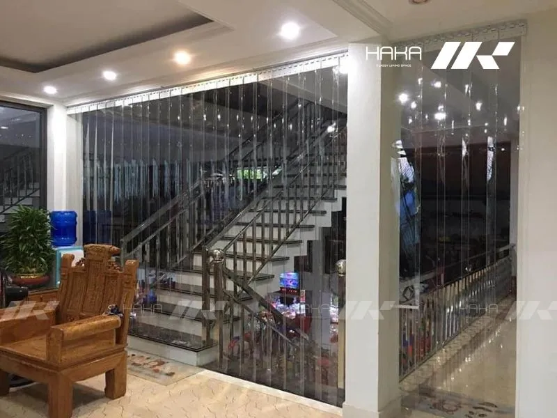 Tấm nhựa PVC ngăn lạnh điều hòa tại cầu thang