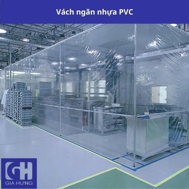 Tấm nhựa PVC trong suốt được lắp đặt làm vách ngăn phân chia khu vực làm việc, giúp duy trì tầm nhìn và độ sáng.