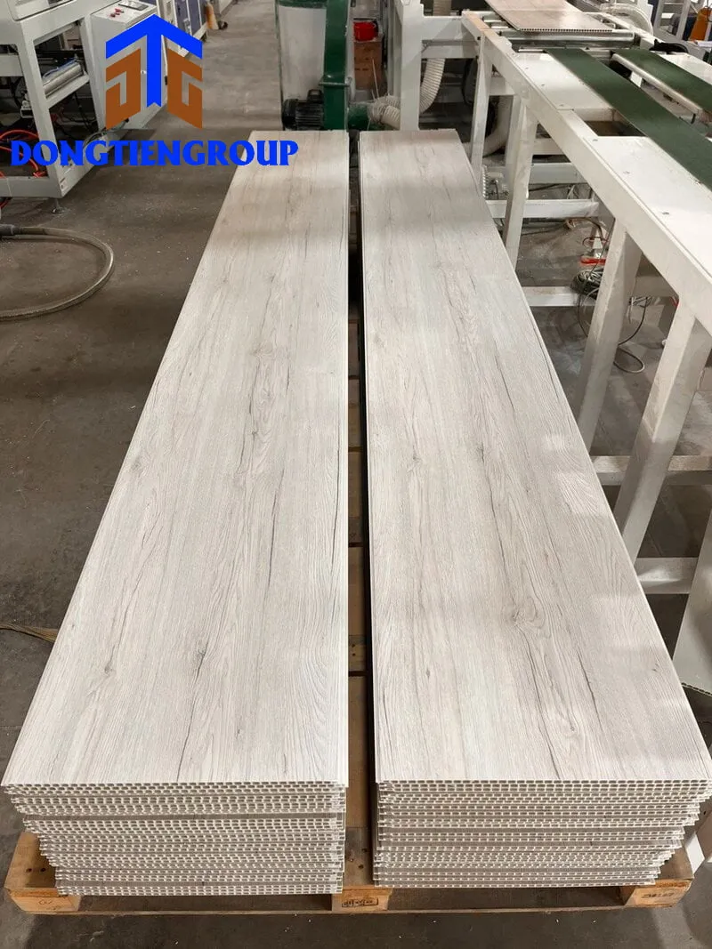 Tấm nhựa PVC vách ngăn được ứng dụng đa dạng trong nội thất văn phòng và không gian sống hiện đại.