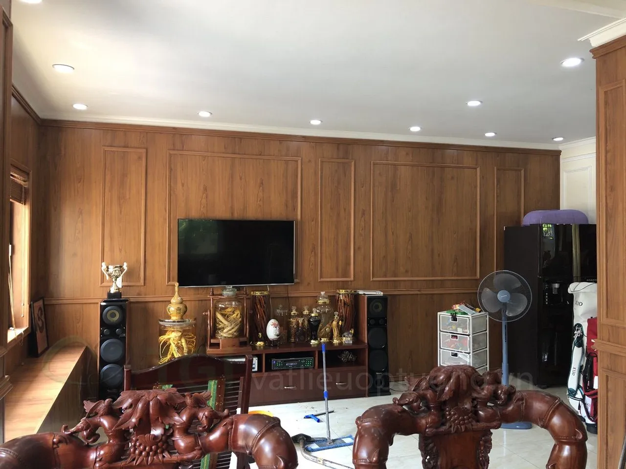 Tấm nhựa PVC vân gỗ ốp tường phòng khách với các kích thước tiêu chuẩn