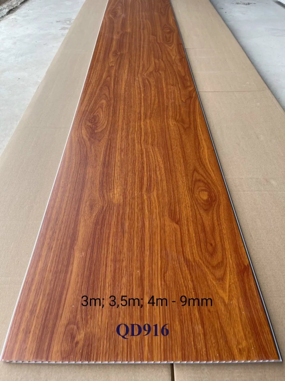 Tấm nhựa PVC vân gỗ QD916 chuyên dùng ốp tường phòng khách