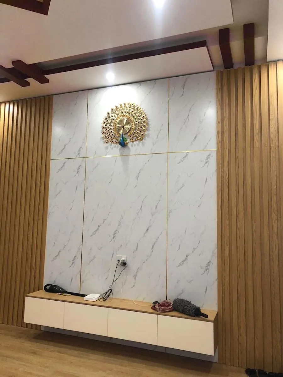 Tấm ốp nhựa lam sóng hiện đại màu gỗ được sử dụng để trang trí tường, mang đến vẻ đẹp tinh tế