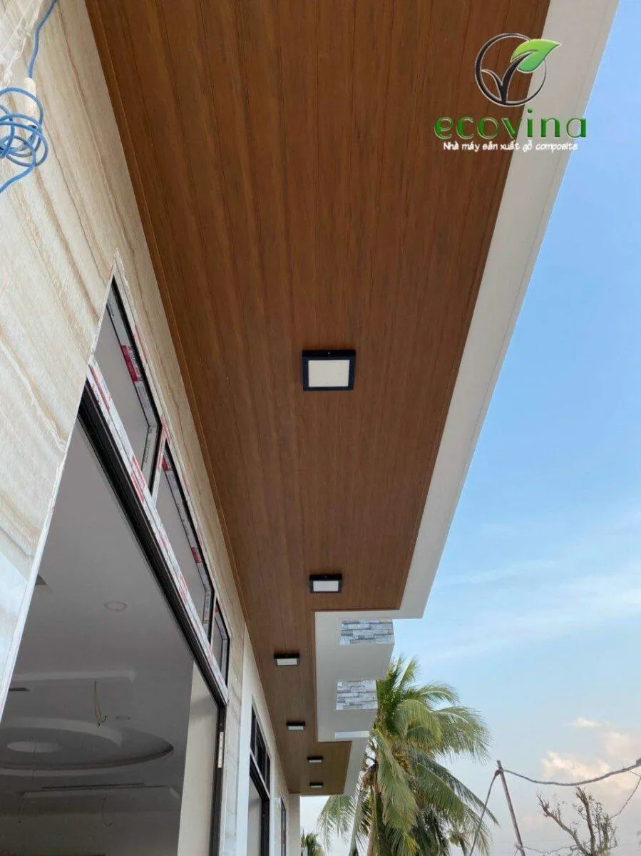 Tấm ốp trần gỗ nhựa composite được ứng dụng trong không gian ngoại thất, tăng tính thẩm mỹ và độ bền.