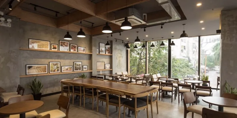 Tấm ốp tường giả bê tông tại không gian quán cà phê